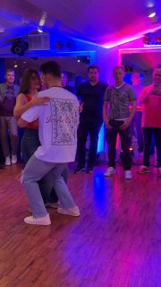 Get lost in the song, feeling each other. We hope you also felt it 🥺♥️.
As always, many thanks to @dj_snr_benjamin_ & @aj_events_essen for the great organization and making us feel at home 🤍. 

🎶 @romesantos @princeroyce | „La Última Bachata“ 
💃🏽 @celin_dasilva 
🕺🏽 @nota_andrea
🎥 @djayarturito
📍 @aj_events_essen

#bachata #bachatasensual #essen  #bachatanrw #couplegoals